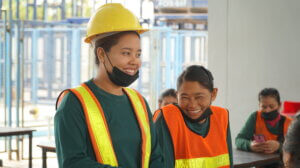 Participeren en de taal leren moeten elkaar versterken bij inburgering, maar dat is niet altijd zo