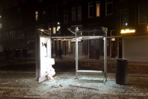 De avondklok-rellen gaan voorbij goed en kwaad