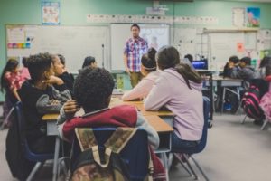 Laat onderwijs weer een gelijkmaker zijn
