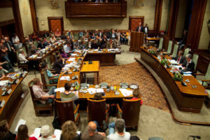 Laten we onze democratische instituties een beetje serieus nemen