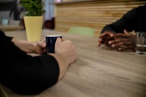 Van werk naar welbevinden – Werkt de zachte hand in de bijstand?