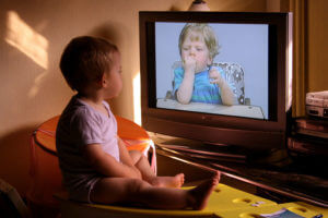 Slot op tv en pc kan sociale ongelijkheid in obesitas bij kinderen verminderen
