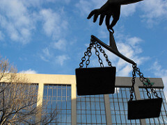 Helft Nederlanders wil nivellering inkomens via belastingen