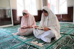 Islam van ouderen botst minder met islam jongeren